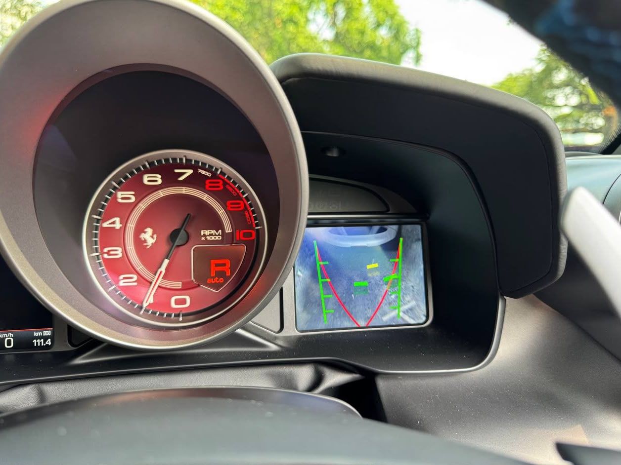 Ferrari F8 Tributo 3.9 V8 – Gauge and reverse camera