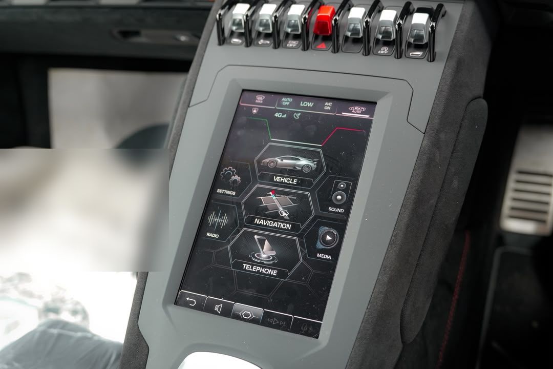Lamborghini Huracán STO LP640-2 #4116 – Centre screen