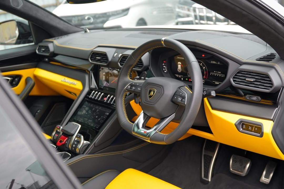 Lamborghini Urus #2055 – Cockpit