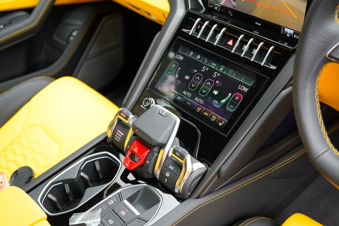 Lamborghini Urus #2055 – Centre console