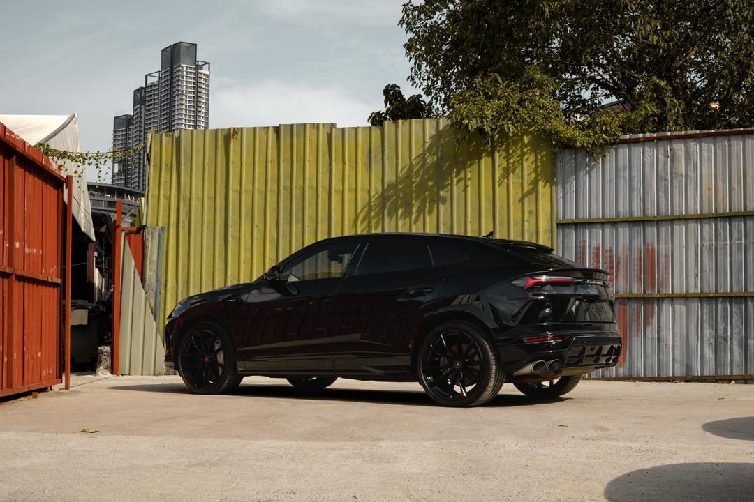 Lamborghini Urus #4366 – Rear three-quarter