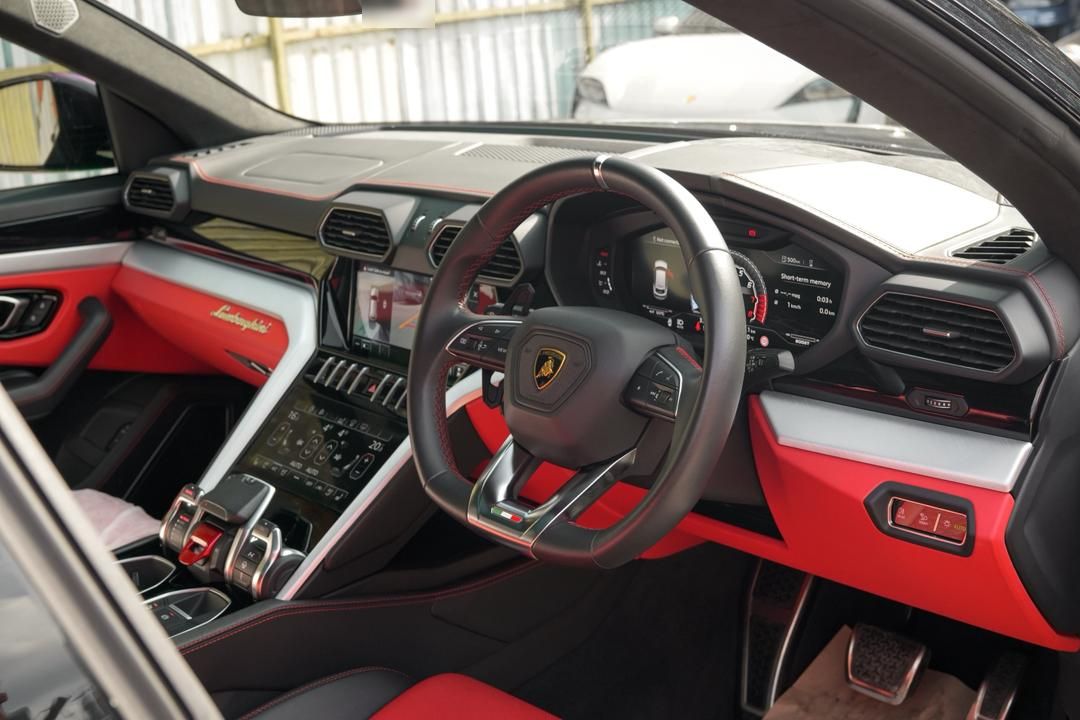 Lamborghini Urus #4366 – Cockpit