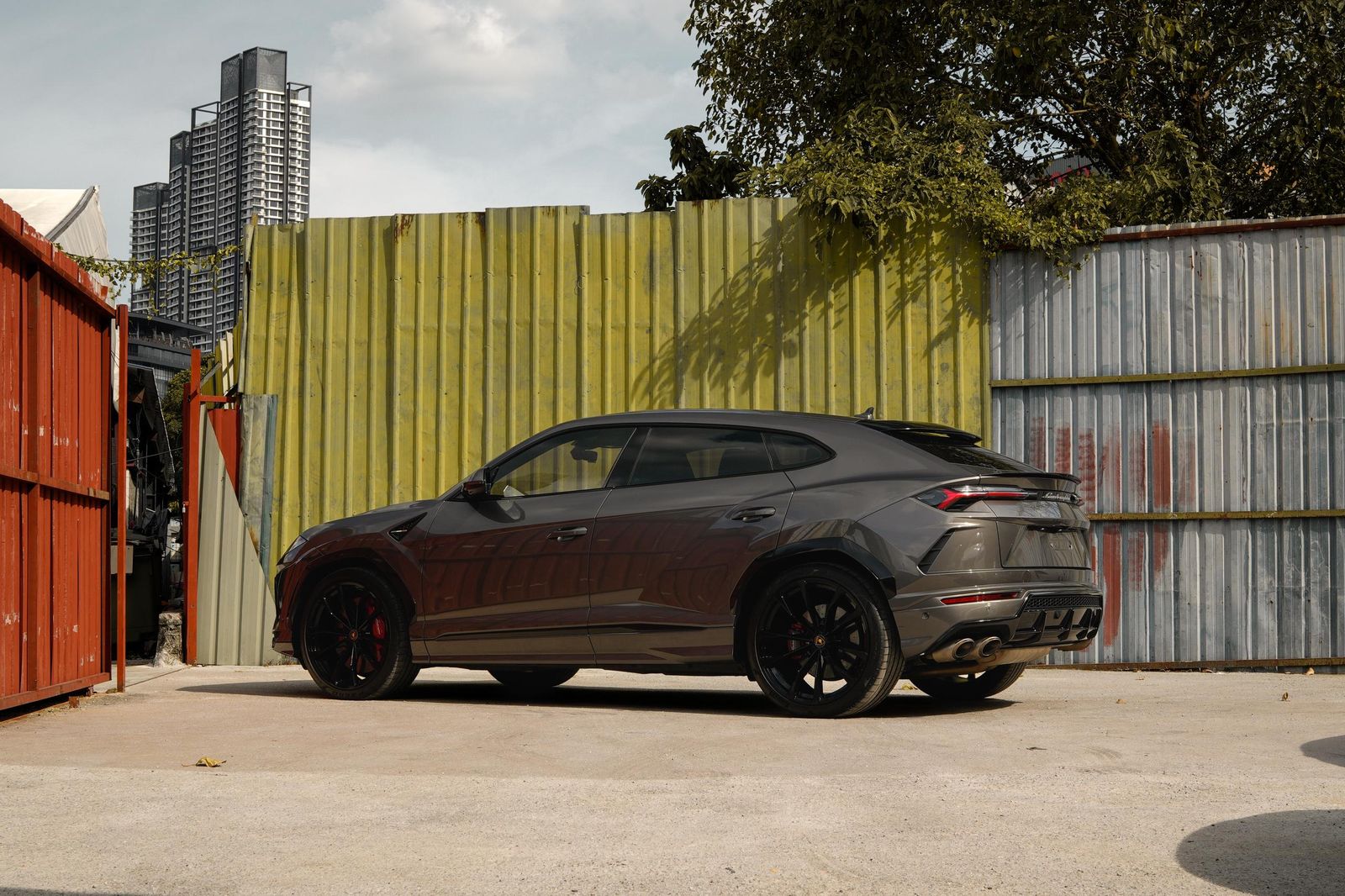Lamborghini Urus #8581 – Rear three-quarter
