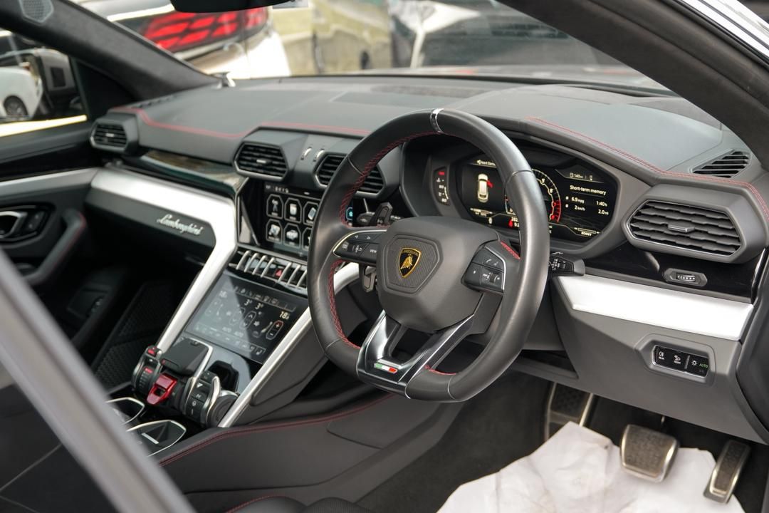 Lamborghini Urus #8581 – Cockpit