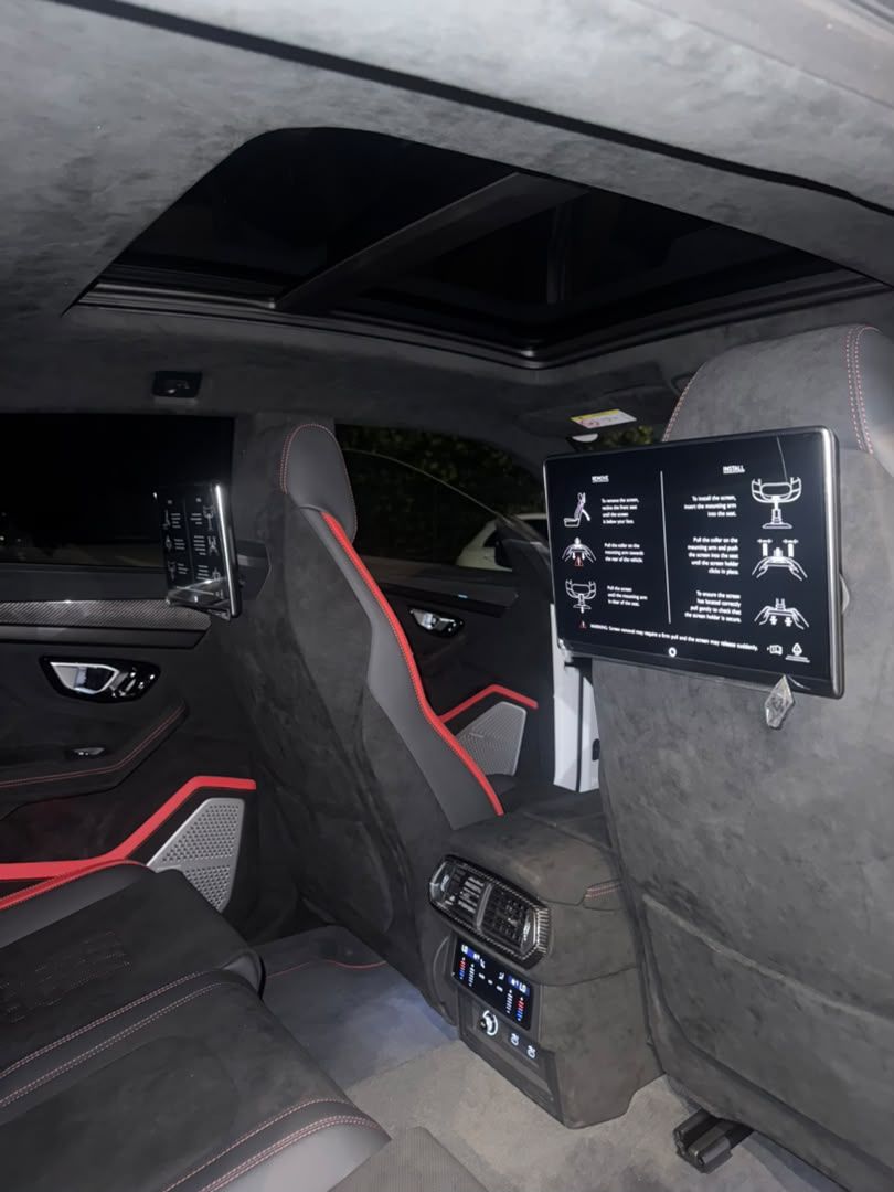 Lamborghini Urus Performante #9453 – Rear seats and entertainment