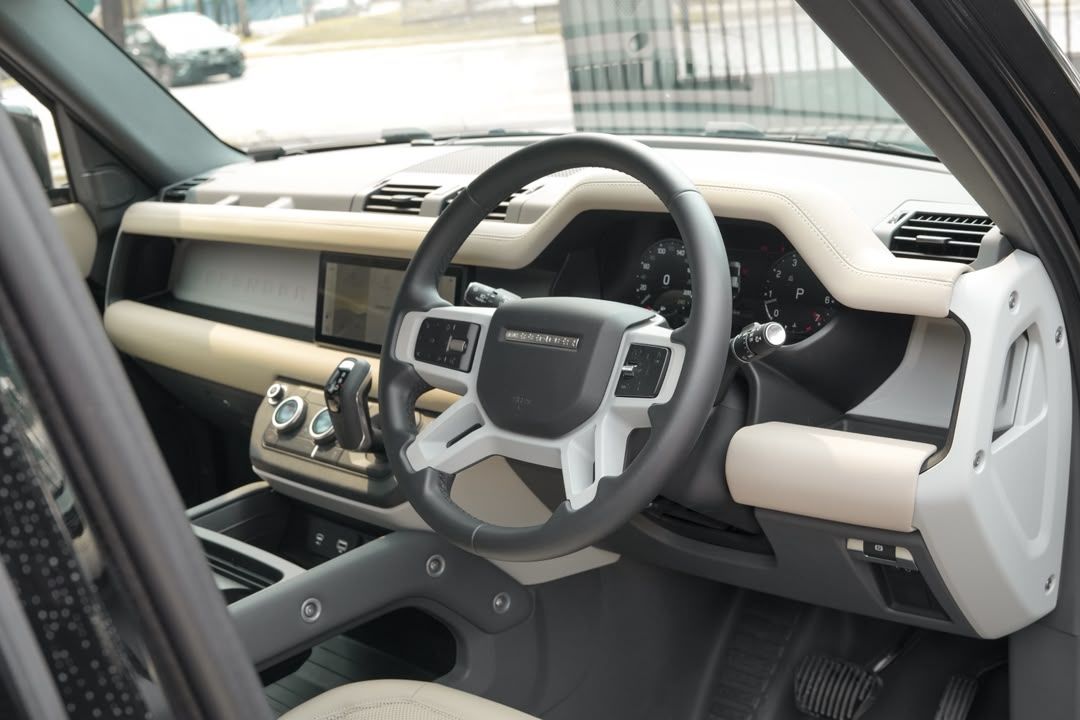 Land Rover Defender 110 S P300 #4301 – Cockpit