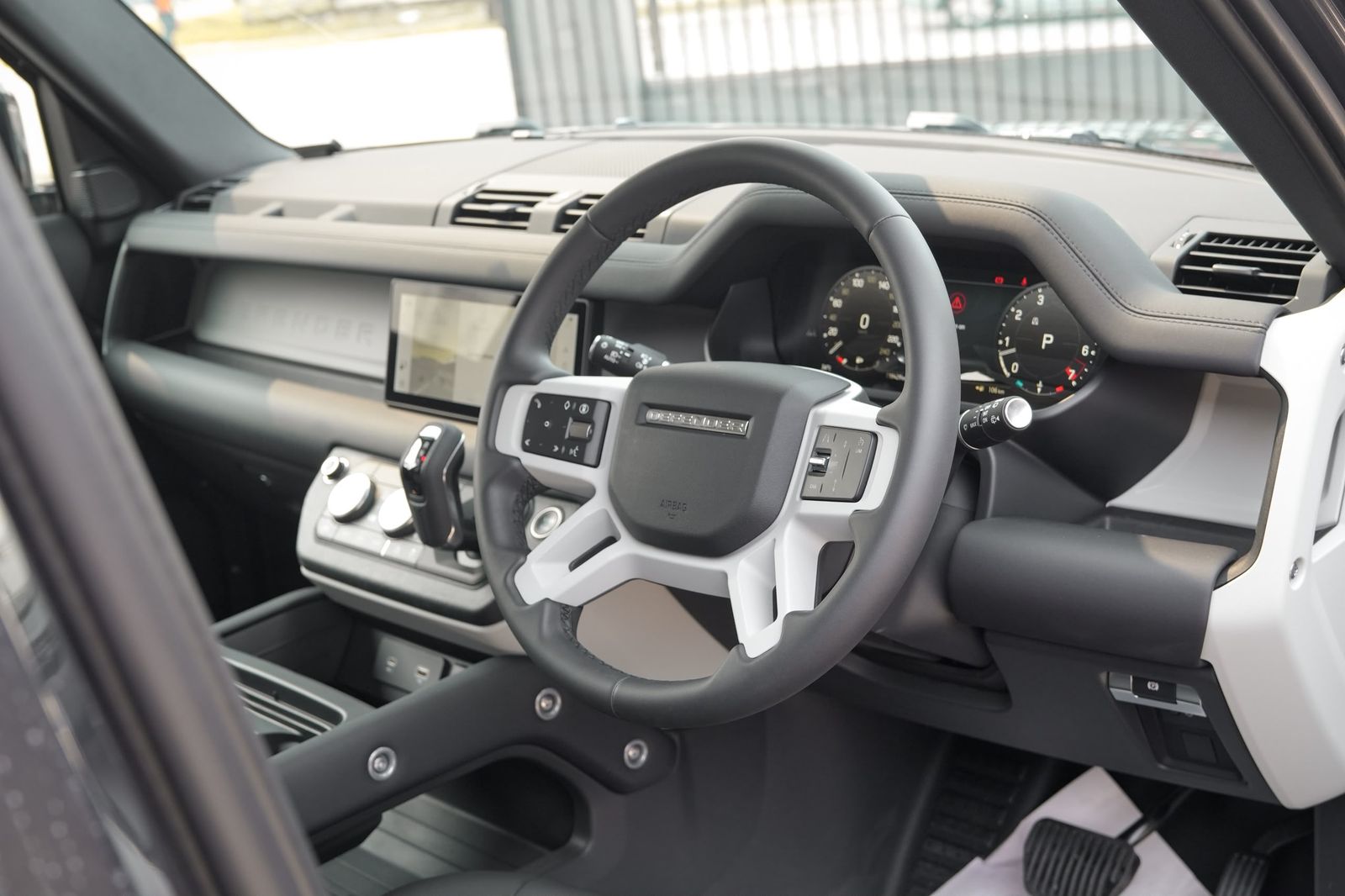 Land Rover Defender 110 S P300 #7262 – Cockpit