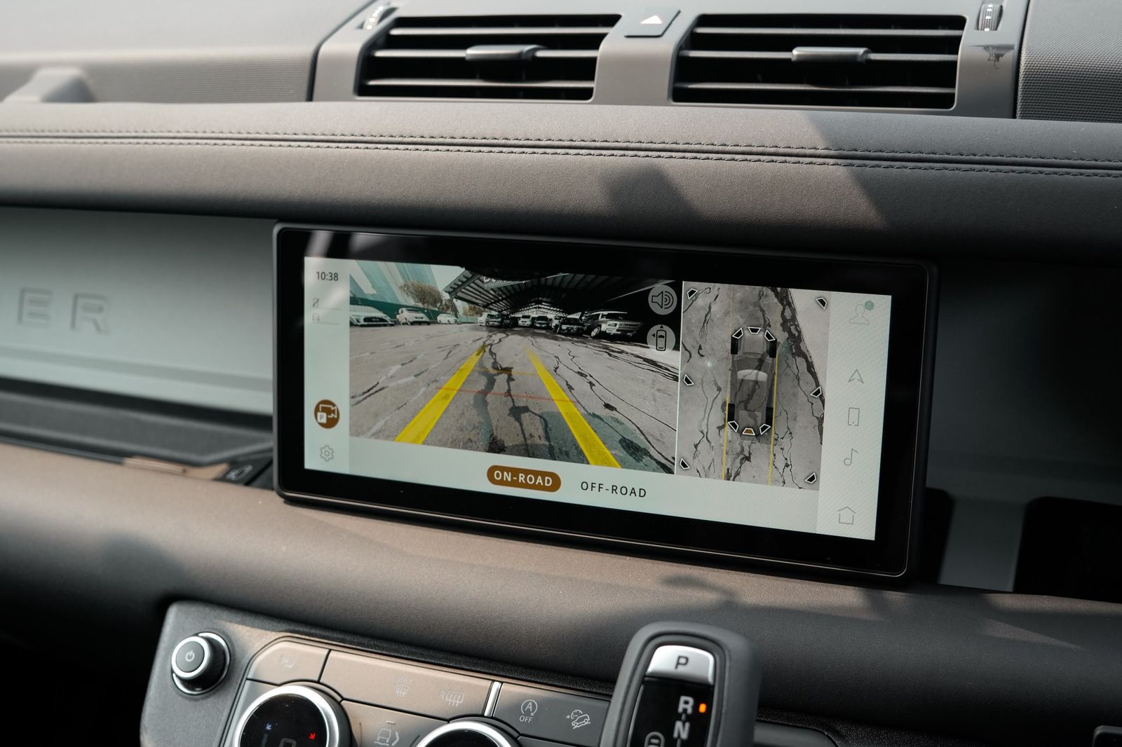 Land Rover Defender 110 S P300 #7262 – 360 camera screen