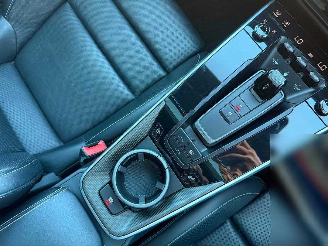 Porsche 911 Turbo S #1209 – Centre console and seats