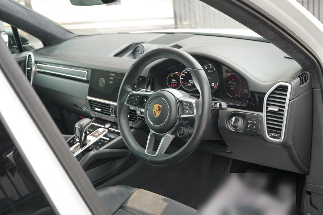 Porsche Cayenne Coupe GTS #6541 – Cockpit