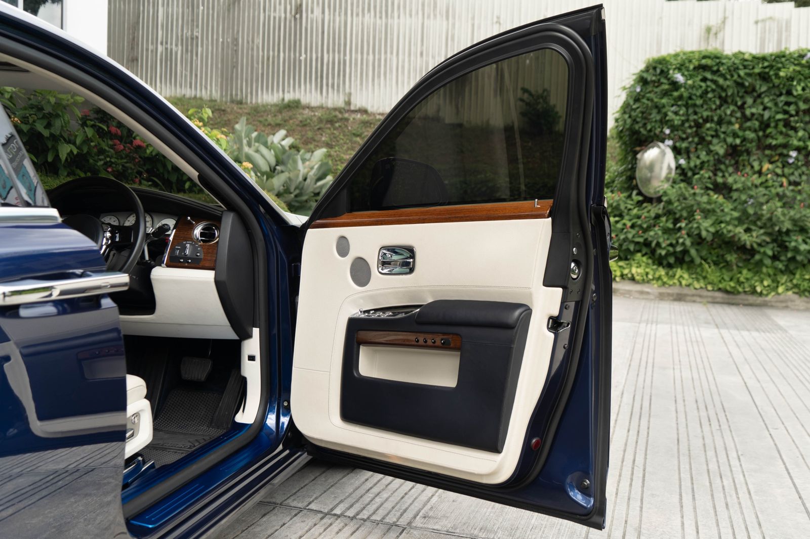 Rolls-Royce Ghost – Open door