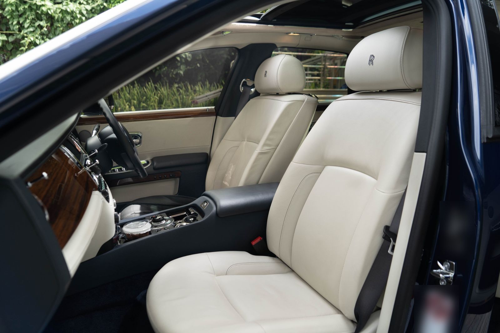 Rolls-Royce Ghost – Front seats