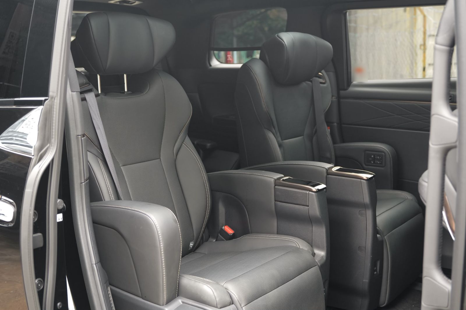 Toyota Alphard Z #6597 – Rear seats